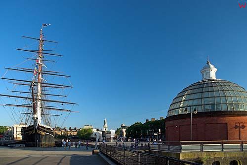 Londyn- Greenwich. Deptak przy nabrzeżu z widocznym żaglowcem Cutty Sark